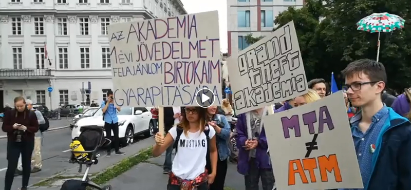 Több százan tüntettek az MTA függetlenségéért