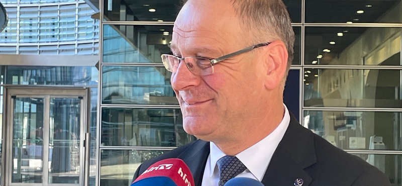 Annyira örült Navracsics Tibor az uniós pénzeknek, hogy még a kormányt kritizálóknak is köszönetet mondott