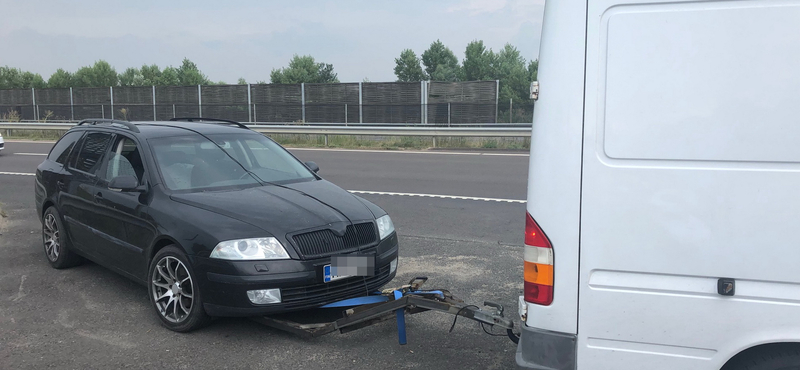 Buherált utánfutóval szállított kocsit egy román kisbusz az M3-son