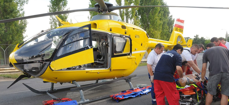 Mentőhelikopterrel vittek el egy vonatról leugró nőt