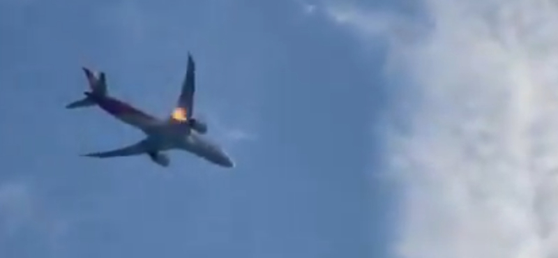 Kigyulladt hajtómű miatt hajtott végre kényszerleszállást egy Boeing Rómában – videó