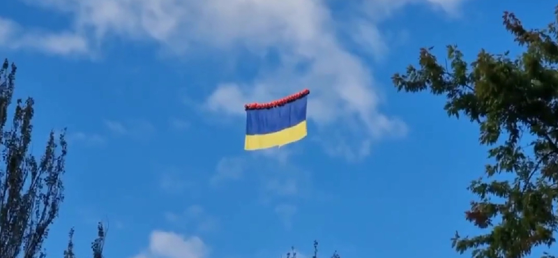 Lufikra kötött ukrán zászlóra nyitottak tüzet oroszok, és ezzel felfedték állásaikat