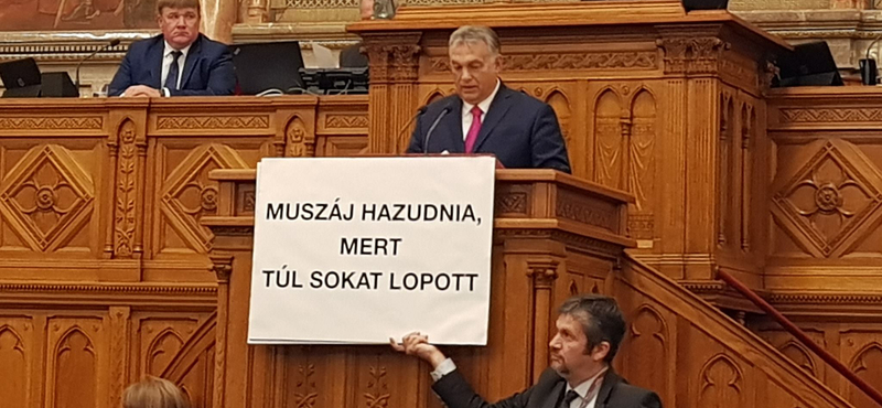 Összedobták a parlamenti büntetést Hadházy Ákosnak, aki még Kocsis Mátét is kioktatta