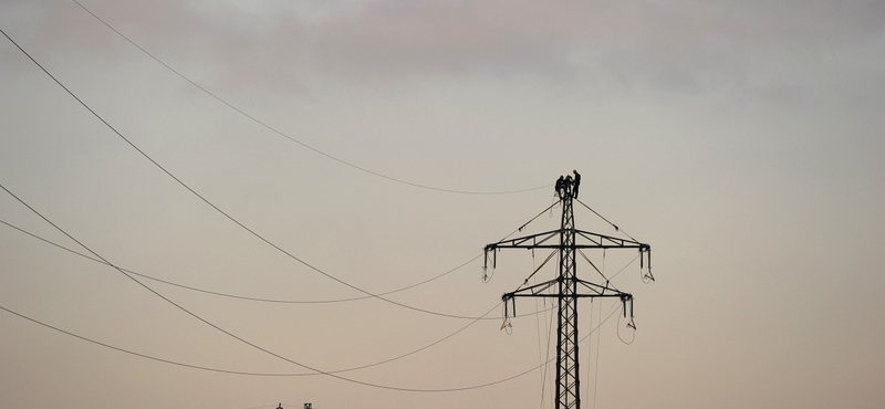 Ez történik ha találkozik egy daru az elektromos vezetékkel