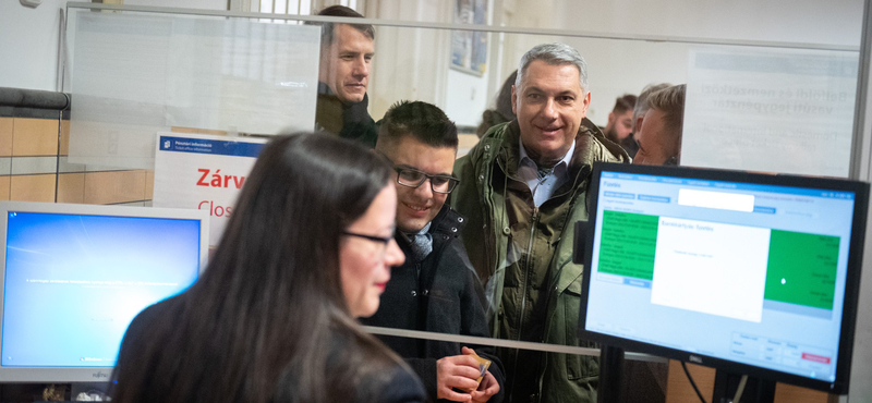 Lázár János készpénzzel vette a jegyét a Szeged-Szabadka vasút avatójáratára, és nem véletlenül – riport