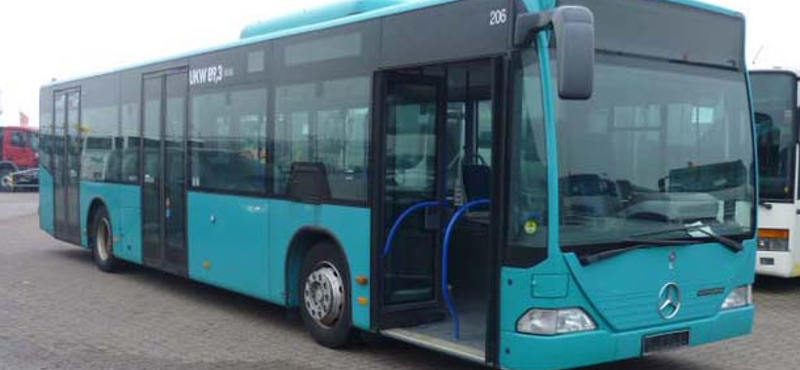 Vizet oszt a BKK a fullasztó Mercedes-buszokon