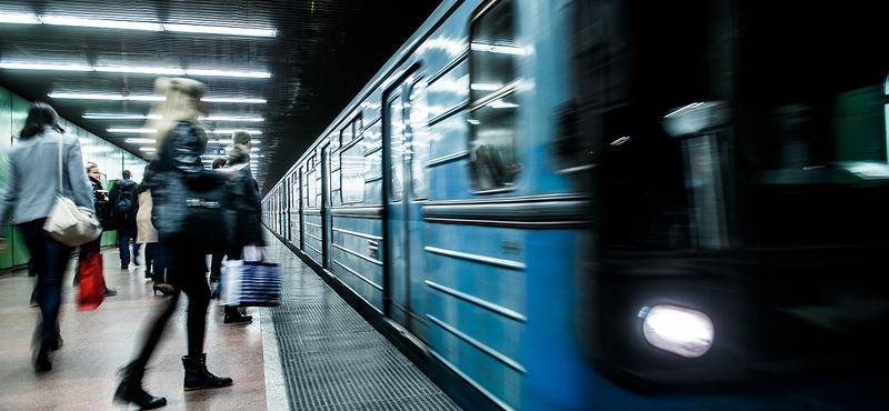 Füstszag volt a 3-as metróban, kiürítették az állomást a Corvin-negyednél