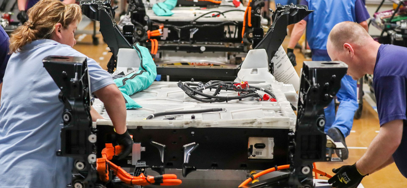 Jelentősen csökkenti autóinak gyártási költségét a BMW, beindítják a debreceni gyárat
