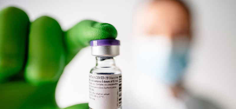 Pfizer-vezérigazgató: Valószínű, hogy egy harmadik oltást is fel kell majd venni
