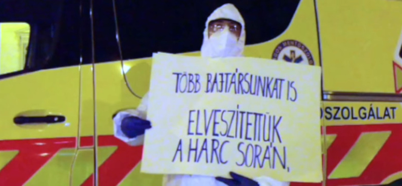 A mentősök egy Igazából szerelem-jelenettel mesélnek az évükről