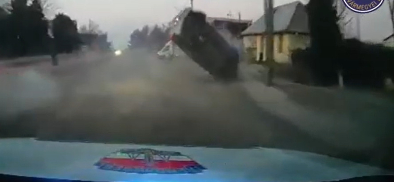 Hatalmas borulással ért véget egy bekábítószerezett sofőr menekülése – videó