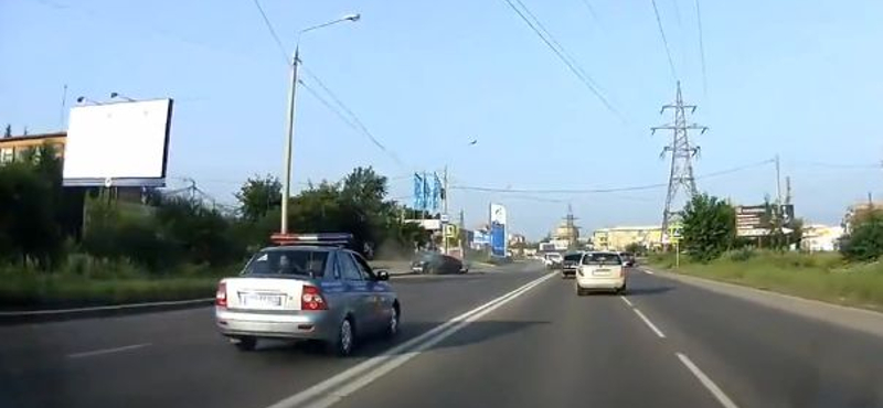 Videó: Ekkora csattanással végződik egy autós üldözés az oroszoknál