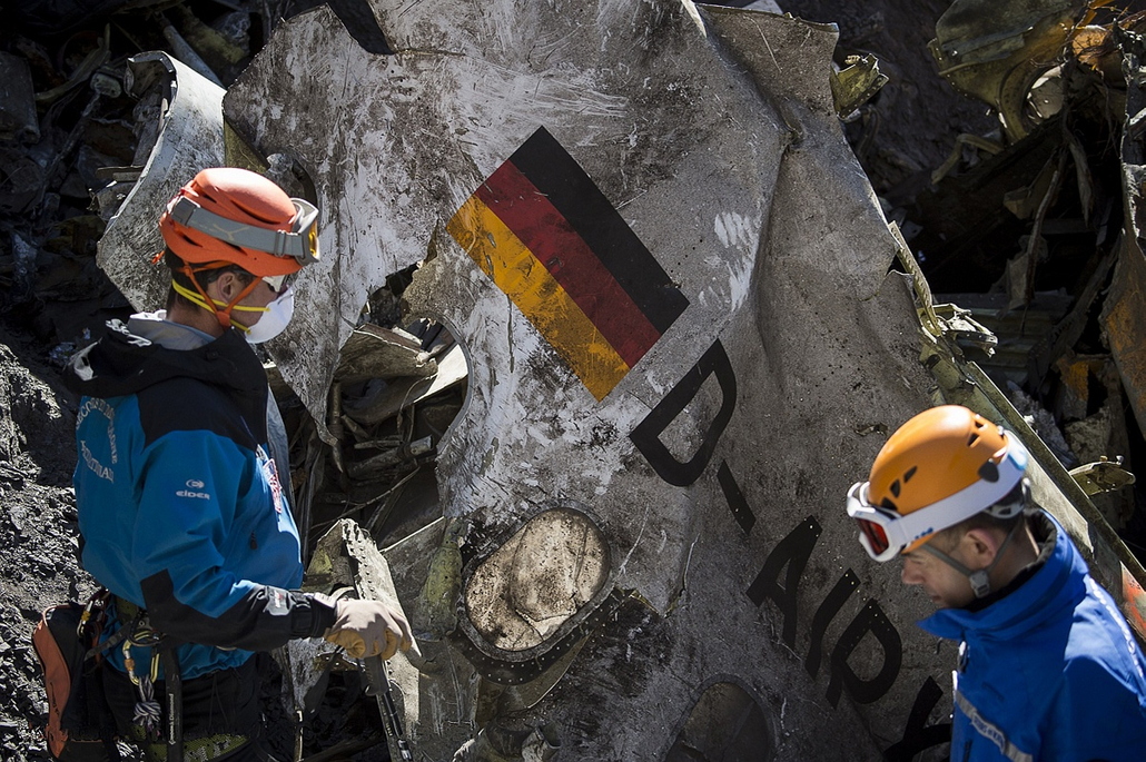 afp. hét képei - Le Vernet, Franciaország, 2015.03.31. A handout photo taken on March 31, 2015 and released by the French Interior Ministry on April 1, 2015 shows Gendarmes and rescuers from the Gendarmerie High-Mountain Rescue Group working at the crash