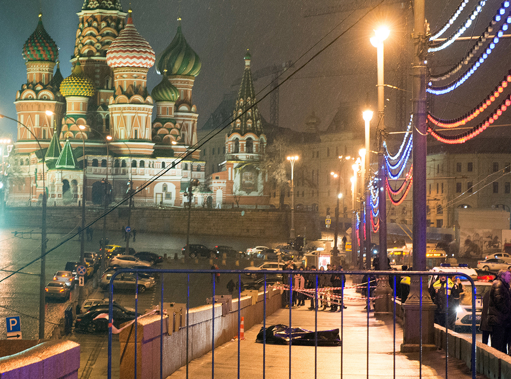 afp. Borisz Nyemcov - 2015.02.28. Moszkva Oroszország, lelőtték az ellenzéki politikust, holttest, Medics lift the body of Russian opposition leader Boris Nemtsov, covered with plastic, on Moskvoretsky bridge near St. Basil cathedral in central Moscow on